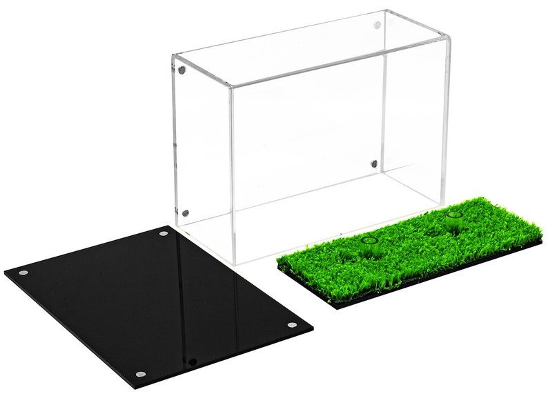 Op de afbeelding: Een transparante acryl display case met een zwarte basis en een groene kunstgras basis. De case is open en de basis is gescheiden.