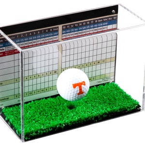 Op de afbeelding: Een transparante acryl display met een golfbal met het logo van de University of Tennessee Volunteers. De display bevat ook een scorekaart met de lay-out van de golfbaan en de afstanden.