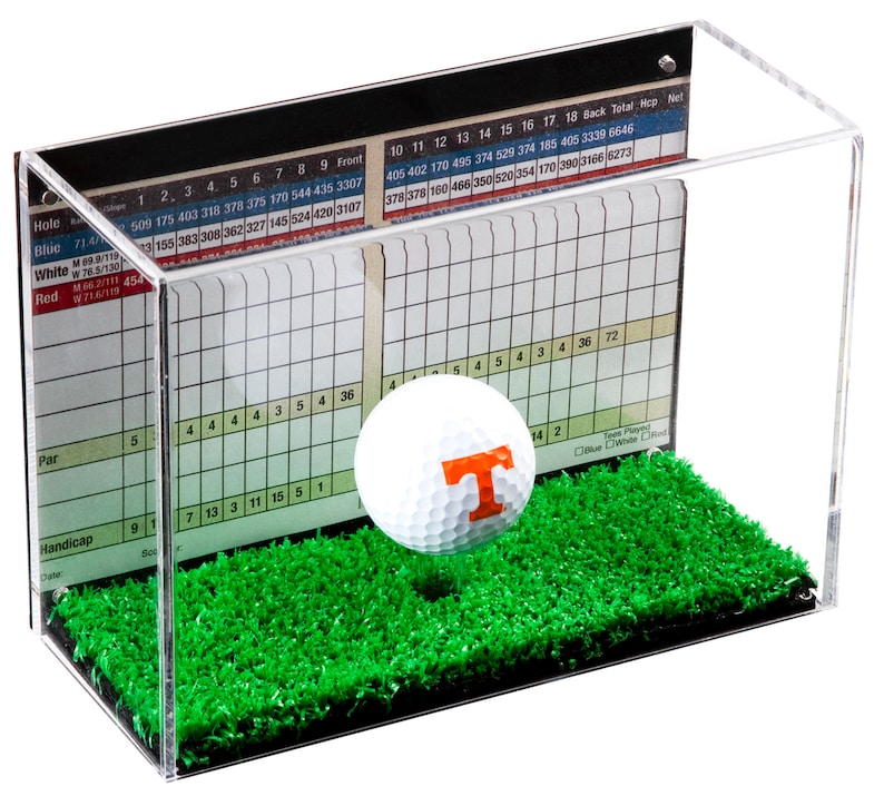 Op de afbeelding: Een transparante acryl display met een golfbal met het logo van de University of Tennessee Volunteers. De display bevat ook een scorekaart met de lay-out van de golfbaan en de afstanden.