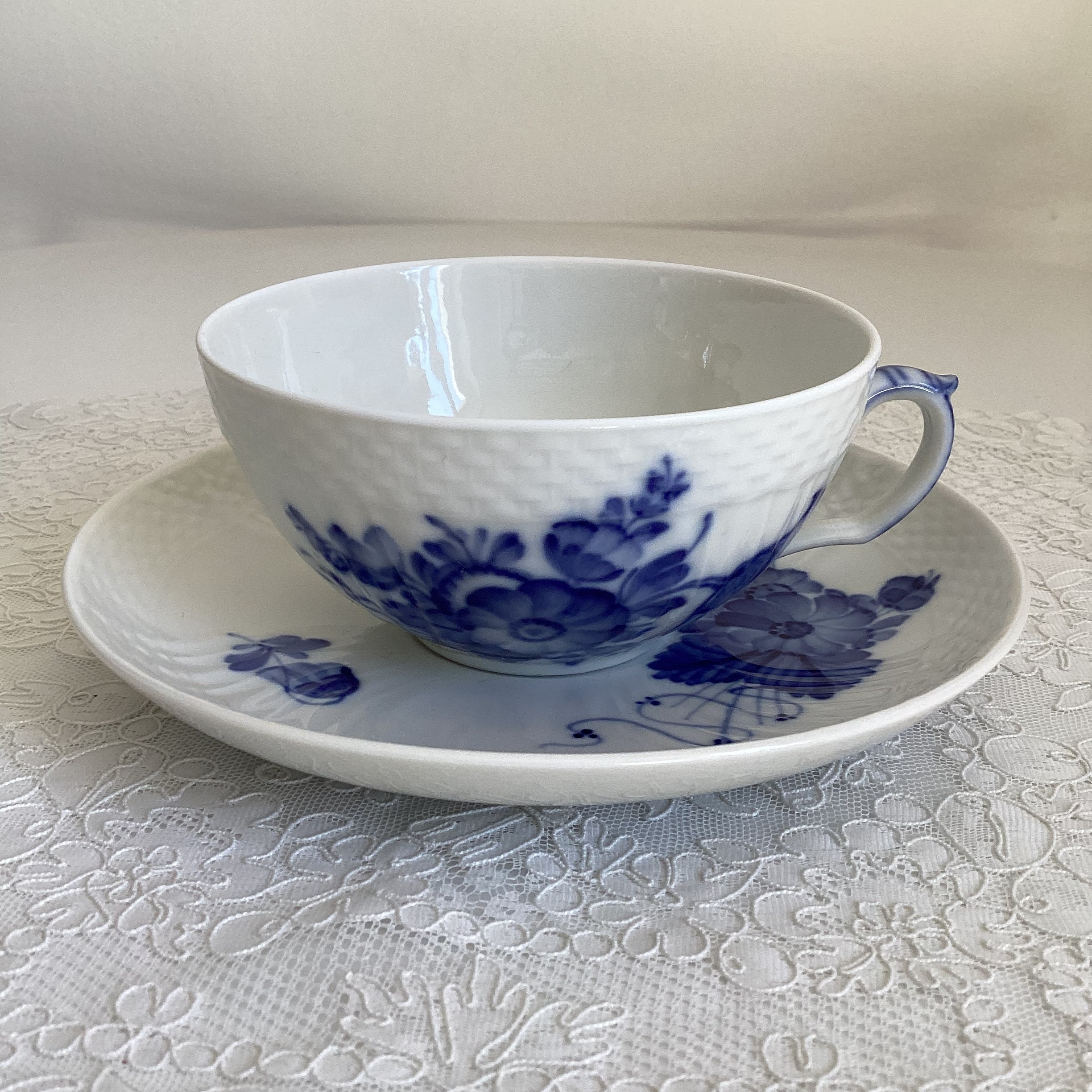 Antique Royal Copenhagen Curved Blue Flowers Tasse à Thé et Soucoupe 1900-1920