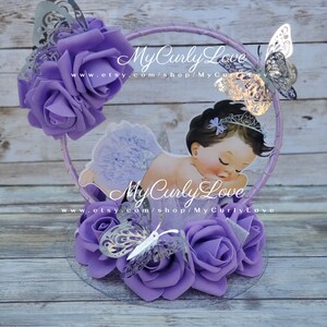 Pode incluir: Um topo de bolo com a ilustra&ccedil;&atilde;o de um beb&eacute; a dormir com uma tiara, rodeado por rosas de espuma roxas e borboletas met&aacute;licas prateadas numa moldura circular. O texto MyCurlyLove e o URL www.etsy.com/shop/MyCurlyLove s&atilde;o vis&iacute;veis.