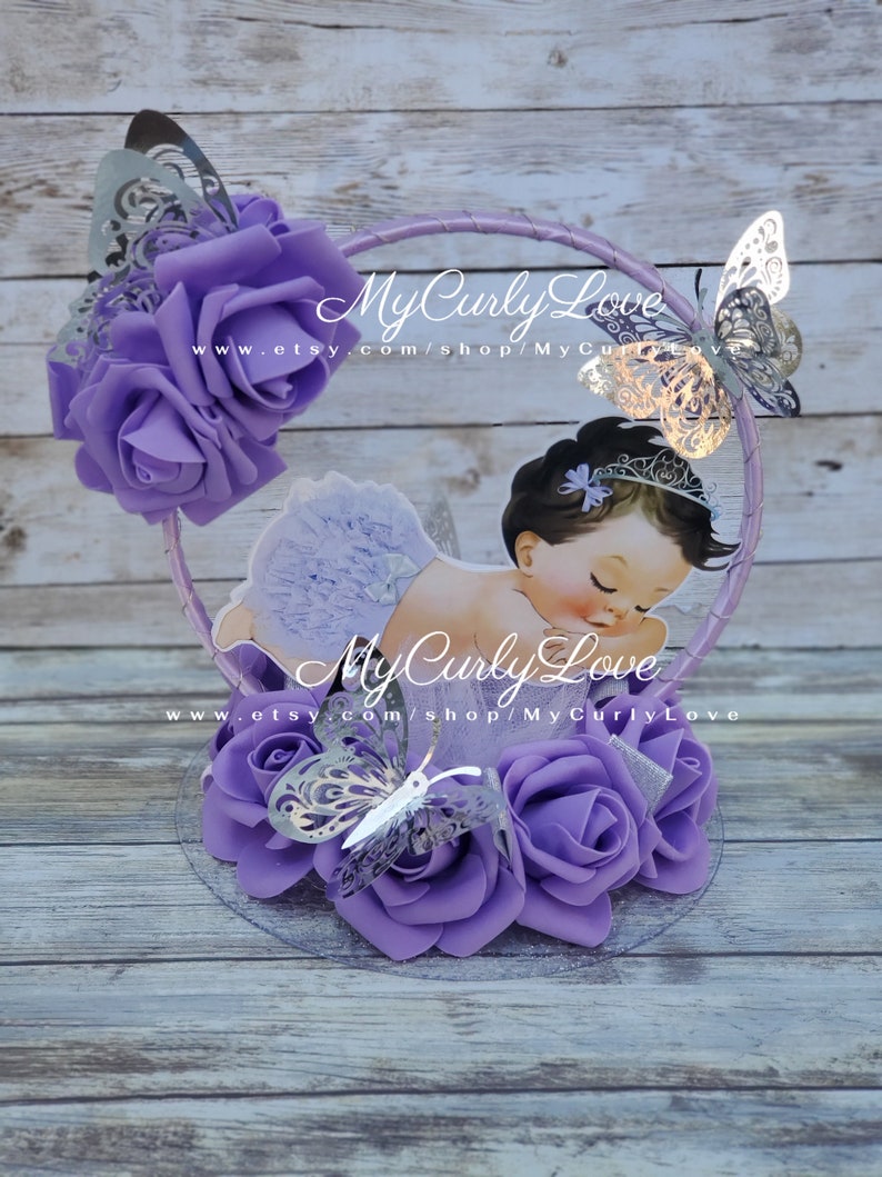 Pode incluir: Um topo de bolo com a ilustra&ccedil;&atilde;o de um beb&eacute; a dormir com uma tiara, rodeado por rosas de espuma roxas e borboletas met&aacute;licas prateadas numa moldura circular. O texto MyCurlyLove e o URL www.etsy.com/shop/MyCurlyLove s&atilde;o vis&iacute;veis.