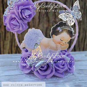 Pode incluir: Um centro de mesa circular com rosas de espuma roxas, recortes de borboletas prateadas e uma ilustra&ccedil;&atilde;o central de um beb&eacute; com tiara e cuecas com folhos. O texto diz MyCurlyLove e inclui um aro de 20,3 cm, 20,3 cm de altura e base.