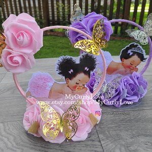 Pode incluir: Dois centros de mesa circulares com rosas de espuma e recortes de borboletas douradas. Um aro &eacute; rosa com uma ilustra&ccedil;&atilde;o de beb&eacute;, o outro &eacute; roxo. O texto diz MyCurlyLove e www.etsy.com/shop/MyCurlyLove.