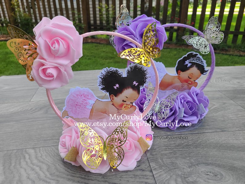 Pode incluir: Dois centros de mesa circulares com rosas de espuma e recortes de borboletas douradas. Um aro &eacute; rosa com uma ilustra&ccedil;&atilde;o de beb&eacute;, o outro &eacute; roxo. O texto diz MyCurlyLove e www.etsy.com/shop/MyCurlyLove.