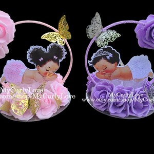 Pode incluir: Dois topos de bolo circulares com ilustra&ccedil;&otilde;es de beb&eacute;s. Um tem rosas cor-de-rosa e borboletas douradas, o outro rosas roxas e borboletas prateadas. Ambos incluem o texto MyCurlyLove e www.etsy.com/shop/MyCurlyLove na base.