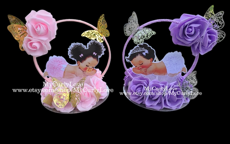 Pode incluir: Dois topos de bolo circulares com ilustra&ccedil;&otilde;es de beb&eacute;s. Um tem rosas cor-de-rosa e borboletas douradas, o outro rosas roxas e borboletas prateadas. Ambos incluem o texto MyCurlyLove e www.etsy.com/shop/MyCurlyLove na base.