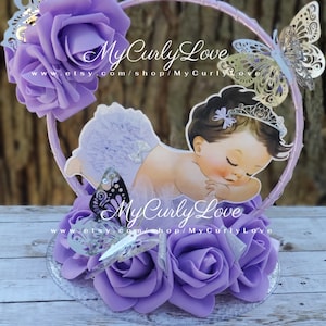 Pode incluir: Um topo de bolo com a ilustra&ccedil;&atilde;o de um beb&eacute; a dormir com uma tiara, rodeado por rosas de espuma roxas e recortes de borboletas em filigrana prateada numa moldura circular. O texto MyCurlyLove e www.etsy.com/shop/MyCurlyLove &eacute; vis&iacute;vel.