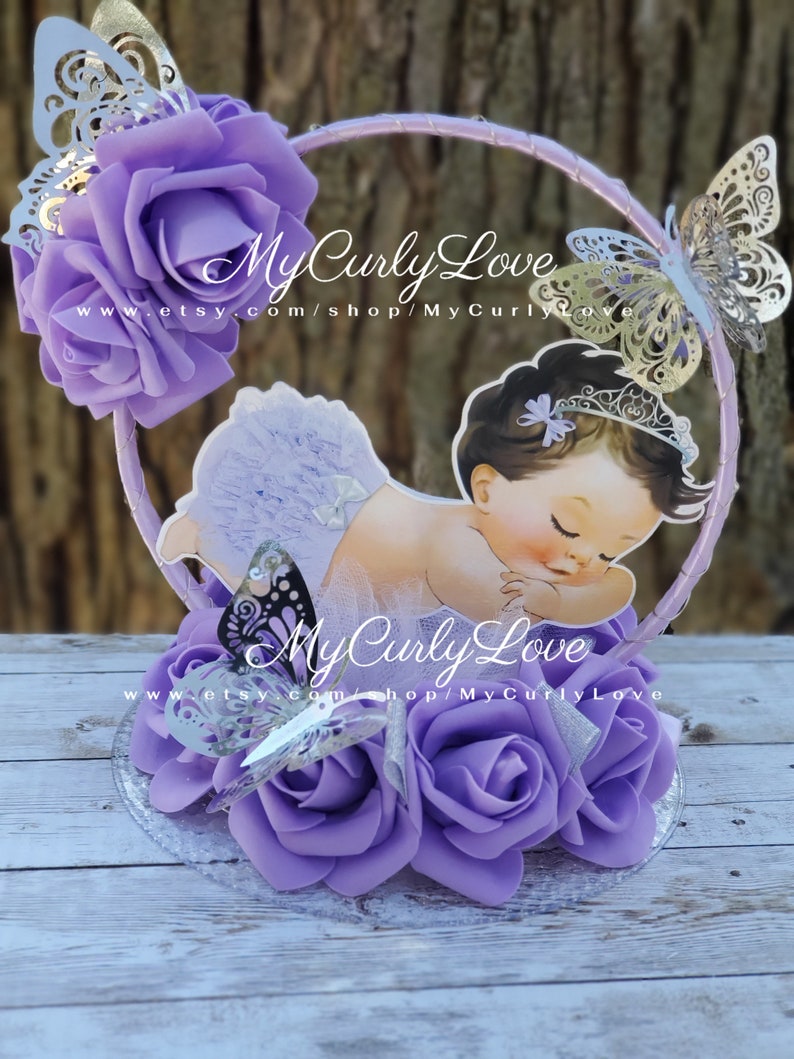Pode incluir: Um topo de bolo com a ilustra&ccedil;&atilde;o de um beb&eacute; a dormir com uma tiara, rodeado por rosas de espuma roxas e recortes de borboletas em filigrana prateada numa moldura circular. O texto MyCurlyLove e www.etsy.com/shop/MyCurlyLove &eacute; vis&iacute;vel.