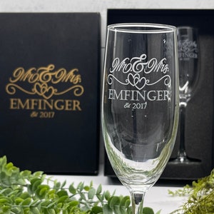 Wedding Champagne Flutes Personalized, Toasting Glass Set, Mr and Mrs Champagne Glasses for Bride and Groom, Wedding reception