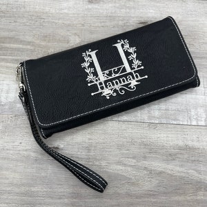 Cartera de mujer de cuero sintético negro personalizada - embrague de correa, regalo para novia, Día de la Madre, regalo de cumpleaños para esposa, damas de honor