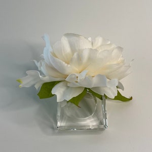 Lucite Peony Napkin Ring: Elegant Holiday Table Decor