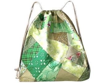 グリーンの巾着バックパック、パッチワーク巾着バッグ、ボヘミアン風シンチバッグ、スクラップ生地巾着ナップサック