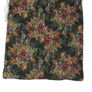 Puede incluir: Una falda verde oscuro con un estampado de tapicer&iacute;a floral. La falda tiene una cintura de terciopelo negro.