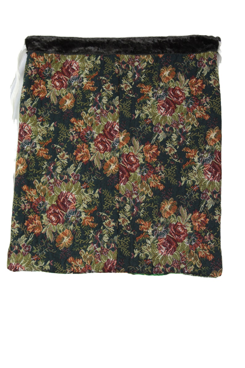 Puede incluir: Una falda verde oscuro con un estampado de tapicer&iacute;a floral. La falda tiene una cintura de terciopelo negro.