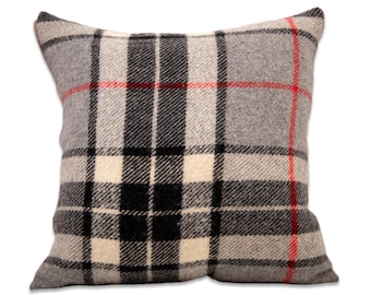 Poduszka w szarą kratkę