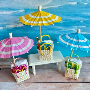 Miniatur Puppenhaus Strandtasche und Handtuch, Miniatur-Flip-Flops, Strandtasche im Maßstab 1:12