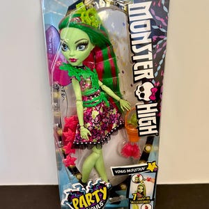 Peut inclure: Un ensemble de trois tasses en céramique avec une finition mate et mouchetée. Les tasses sont dans des tons crème, gris clair et gris foncé. Chaque tasse a un design simple et minimaliste et une anse arrondie.