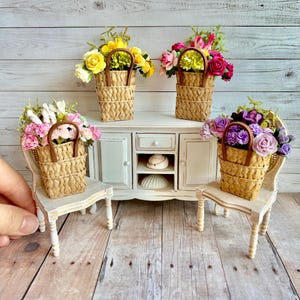 Fiori per casa delle bambole in scala 1:12, cestino di fiori francese in miniatura, bouquet di fiori per casa delle bambole