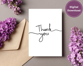Puede incluir: Una tarjeta blanca con el texto "Gracias" escrito en cursiva negra. La tarjeta está rodeada de flores de lila púrpura y un sobre marrón.