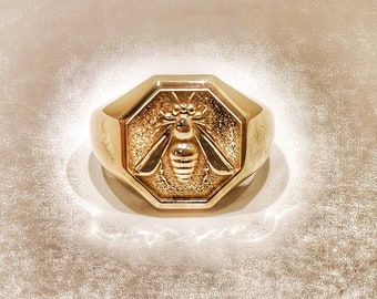 Anillo de sello de abeja de oro de 18 quilates, abeja griega antigua, joyería para caballeros, talismán artesanal de herencia familiar.