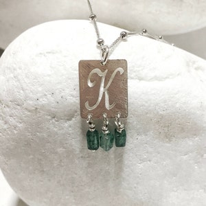 Collar de plata con monograma personalizado con piedras preciosas de aventurina, elegante joyería llamativa de cadena larga.