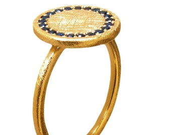 Bague disque de saphir, or massif 18 carats fait main avec monture ronde en saphir bleu, superbe bague de cocktail, bijoux grecs. Cadeau d'anniversaire