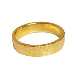 Breiter Herrenring aus 750er Massivgold, handgefertigter Goldring mit einzigartigem rauem Finish, klassischer Ehering