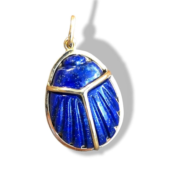 Collier scarabée en lapis-lazuli sculpté à la main, symbole de la royauté égyptienne avec cadre en or 18 carats et détail de clé Ankh à l'arrière