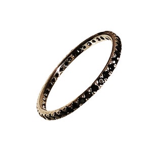 Schwarzer Diamant Eternity Band, handgemachter schwarzer Diamantring aus 14 Karat Gold, 0,38 Karat Pave Diamant Ring, Stapelring im modernen Stil