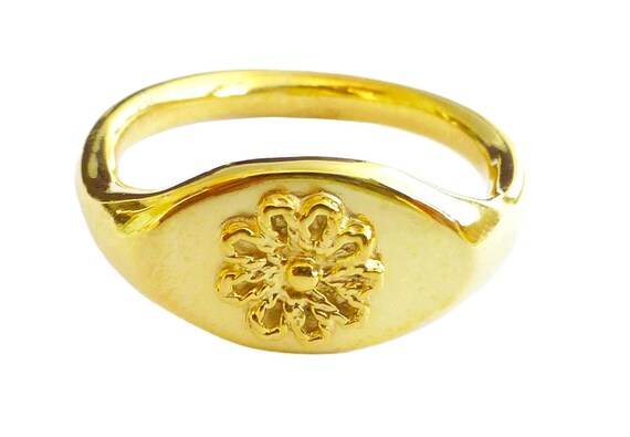 Daisy signet ring deals