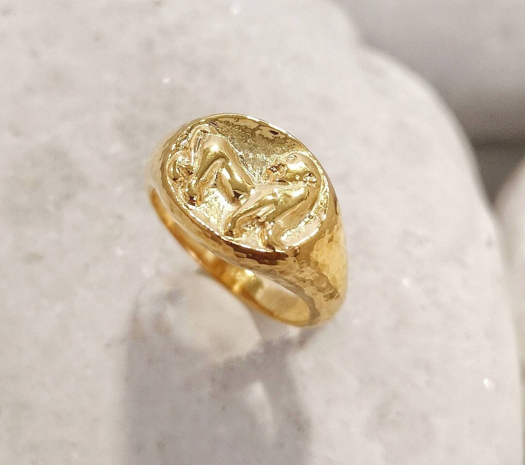 Anello con sigillo a forma di leone greco antico in oro 18 carati: stile