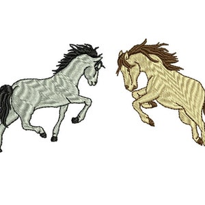 Könnte beinhalten: Zwei gestickte Pferde, eines grau und eines beige, sind in einer aufgerichteten Pose dargestellt. Das graue Pferd ist links und das beige Pferd rechts.