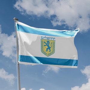 Könnte beinhalten: Eine blaue und weiße Flagge mit einem gelben Löwenemblem und dem hebräischen Text "ירושלים" (Jerusalem) auf blauem Hintergrund. Die Flagge weht im Wind vor einem blauen Himmel mit weißen Wolken.