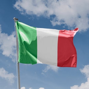 Puede incluir: La bandera italiana, verde, blanca y roja, ondea al viento contra un cielo azul con nubes blancas.