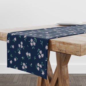 Bordlöpare Små vita blommor | Unik designad bordsdekoration | Högkvalitativ textil och tryck | Tillverkad i EU