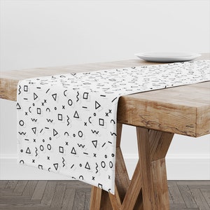 Tischläufer Memphis Muster | Einzigartiges Design Tischdekoration | Hochwertiges Textil und Druck | Hergestellt in EU