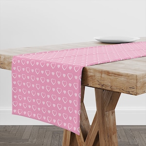 Tischläufer Pink Hearts Muster | Einzigartiges Design Tischdekoration | Hochwertiges Textil und Druck | Hergestellt in EU