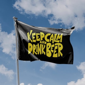 Flaga „Keep Calm And Drink Beer” | Unikalny projekt nadruku | Materiały wysokiej jakości | Rozmiar - 3 x 5 stóp / 90 x 150 cm | Wyprodukowano w UE