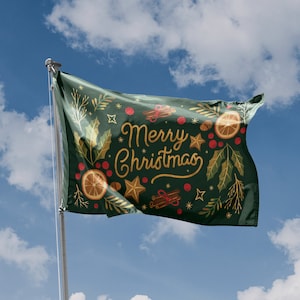 Pode incluir: Uma bandeira verde com uma mensagem dourada de "Feliz Natal" e ilustrações festivas de azevinho, paus de canela, laranjas e estrelas sobre um fundo verde escuro.