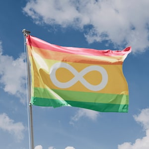 Peut inclure: Un drapeau arc-en-ciel de la fierté avec un symbole d'infini blanc sur une bande jaune. Le drapeau flotte au vent contre un ciel bleu avec des nuages blancs.