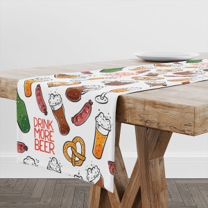 Tischläufer Trink mehr Bier | Einzigartiges Design Tischdekoration | Hochwertiges Textil und Druck | Hergestellt in EU