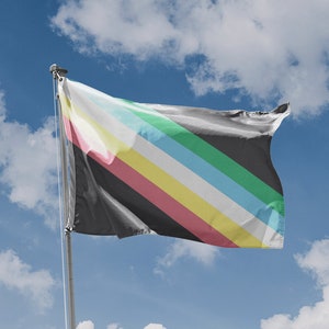 Puede incluir: Una bandera colorida con una franja diagonal negra y franjas horizontales de color rosa, amarillo, blanco, azul claro y verde, ondeando al viento contra un cielo azul con nubes blancas.