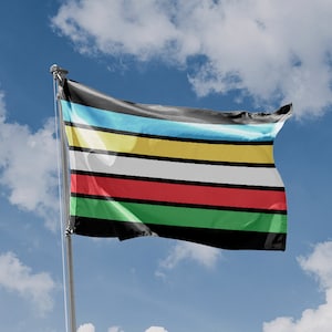 Puede incluir: Una bandera colorida con rayas horizontales de negro, azul claro, amarillo, blanco, rojo, verde y negro contra un cielo azul con nubes blancas.