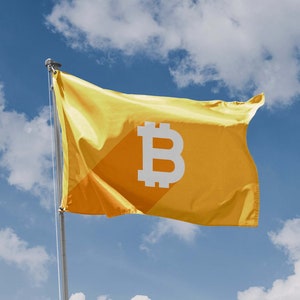 Puede incluir: Una bandera amarilla con un símbolo de Bitcoin blanco ondeando al viento contra un cielo azul con nubes blancas.