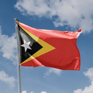 Bandera de Timor Oriental / Diseño Único Estampado / Materiales de Alta Calidad / 5 Tamaños / Fabricado en UE