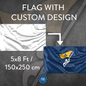Op de afbeelding: Een witte lege vlag met een pijl die wijst naar een blauwe vlag met een geel symbool. De vlag is 5x8 voet of 150x250 centimeter. De tekst "FLAG WITH CUSTOM DESIGN" staat bovenaan de afbeelding.