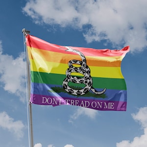 Gadsden Pride Flagge | Einzigartiges Design Druck | Hochwertige Materialien | 5 Größen | Hergestellt in der EU