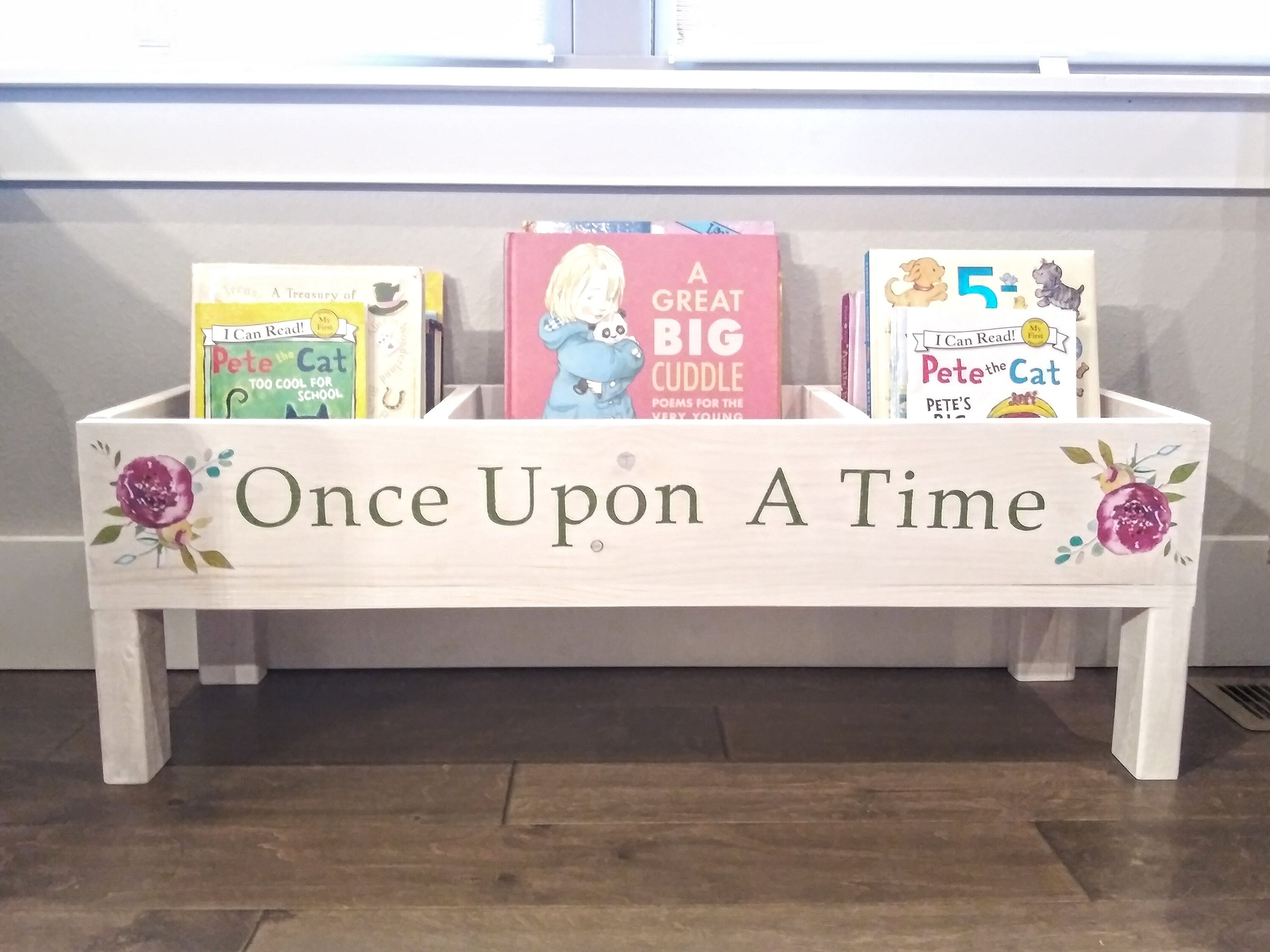 Baby nursery bookshelf Outlet