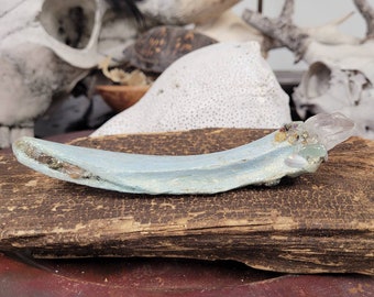 varita oceánica - hueso brillante, coral y piedras preciosas con un punto de cuarzo claro. una varita para una bruja marina que hace rituales en la playa.